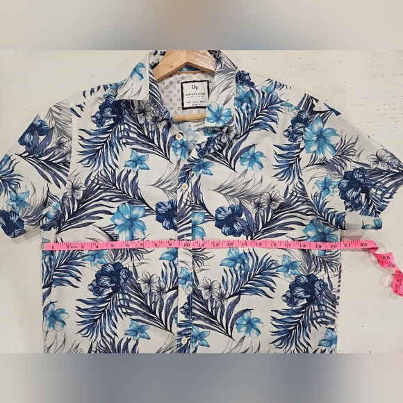 Denim & Flower Button Down Tropical Hawaiian Print, Short Sleeve Shirt. Mens Med - Picture 8 of 9